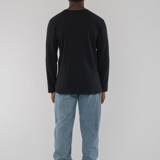 M-M221-03-H01-MACA-Longsleeve-aus-Bio-Baumwolle-Bio-Fair-Trade-Kleidung-Online-Shop-Herren-DABONI-Black-Hinten
