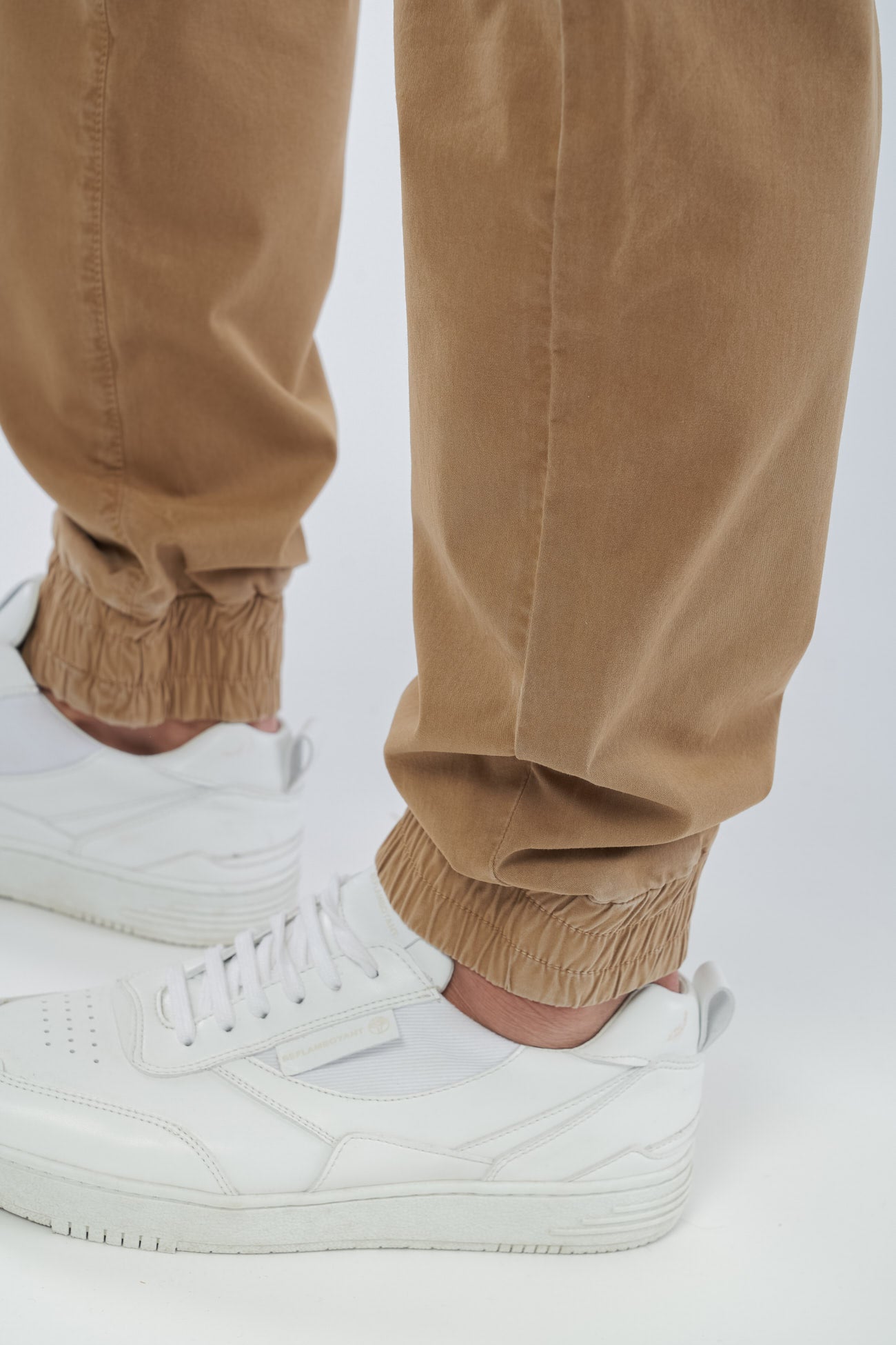 M-M221-12-B05-Musa-Pants-aus-Bio-Baumwolle-Faire-Siegel-Kleidung-Herren-KOBUSI-BrownSugar-Detail