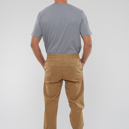 M-M221-12-B05-Musa-Pants-aus-Bio-Baumwolle-Faire-Siegel-Kleidung-Herren-KOBUSI-BrownSugar-Hinten