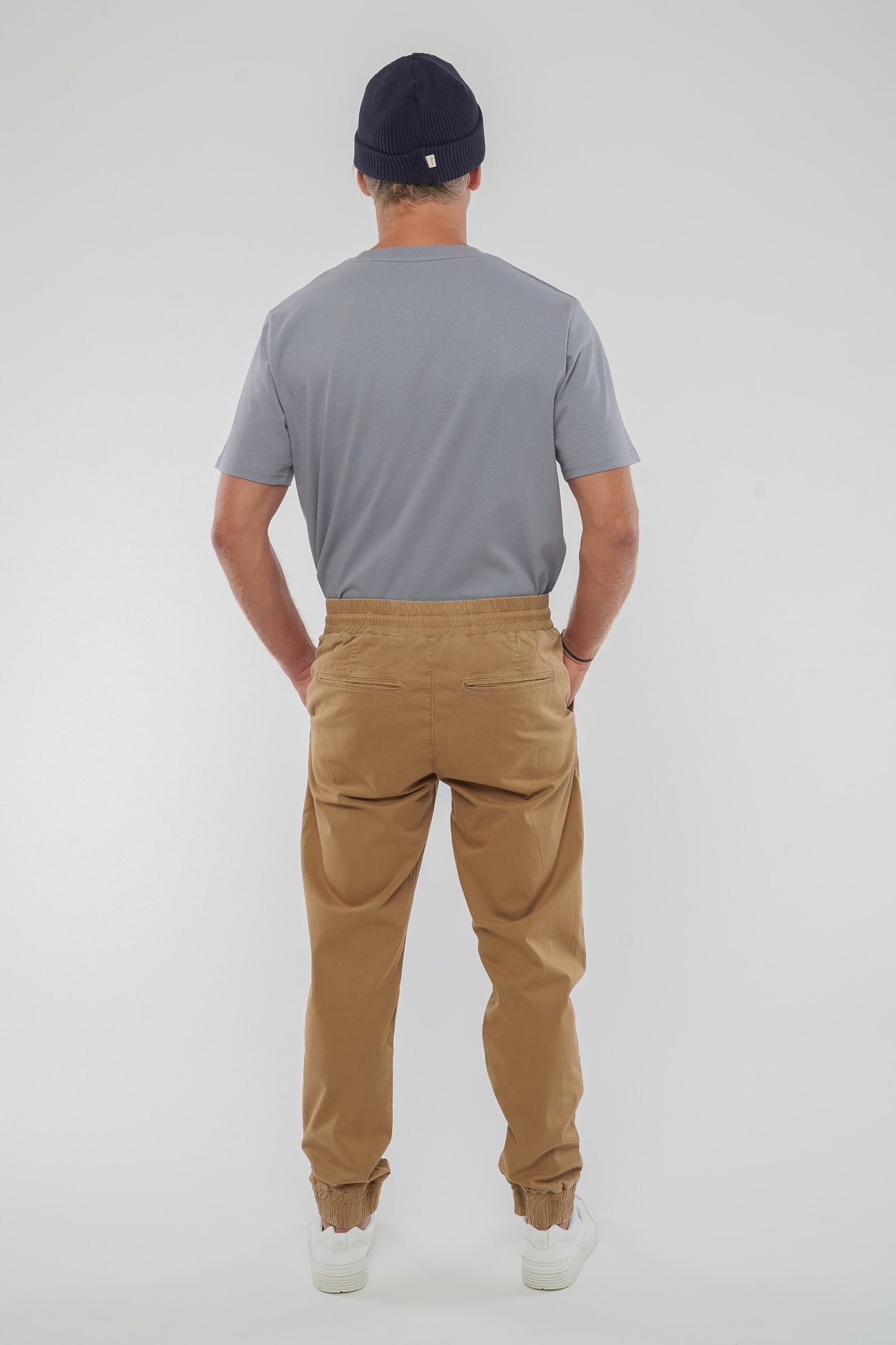 M-M221-12-B05-Musa-Pants-aus-Bio-Baumwolle-Faire-Siegel-Kleidung-Herren-KOBUSI-BrownSugar-Hinten
