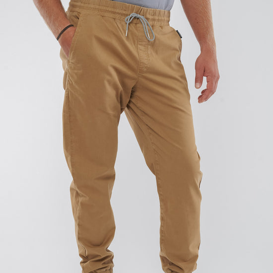 M-M221-12-B05-Musa-Pants-aus-Bio-Baumwolle-Faire-Siegel-Kleidung-Herren-KOBUSI-BrownSugar-Vorne