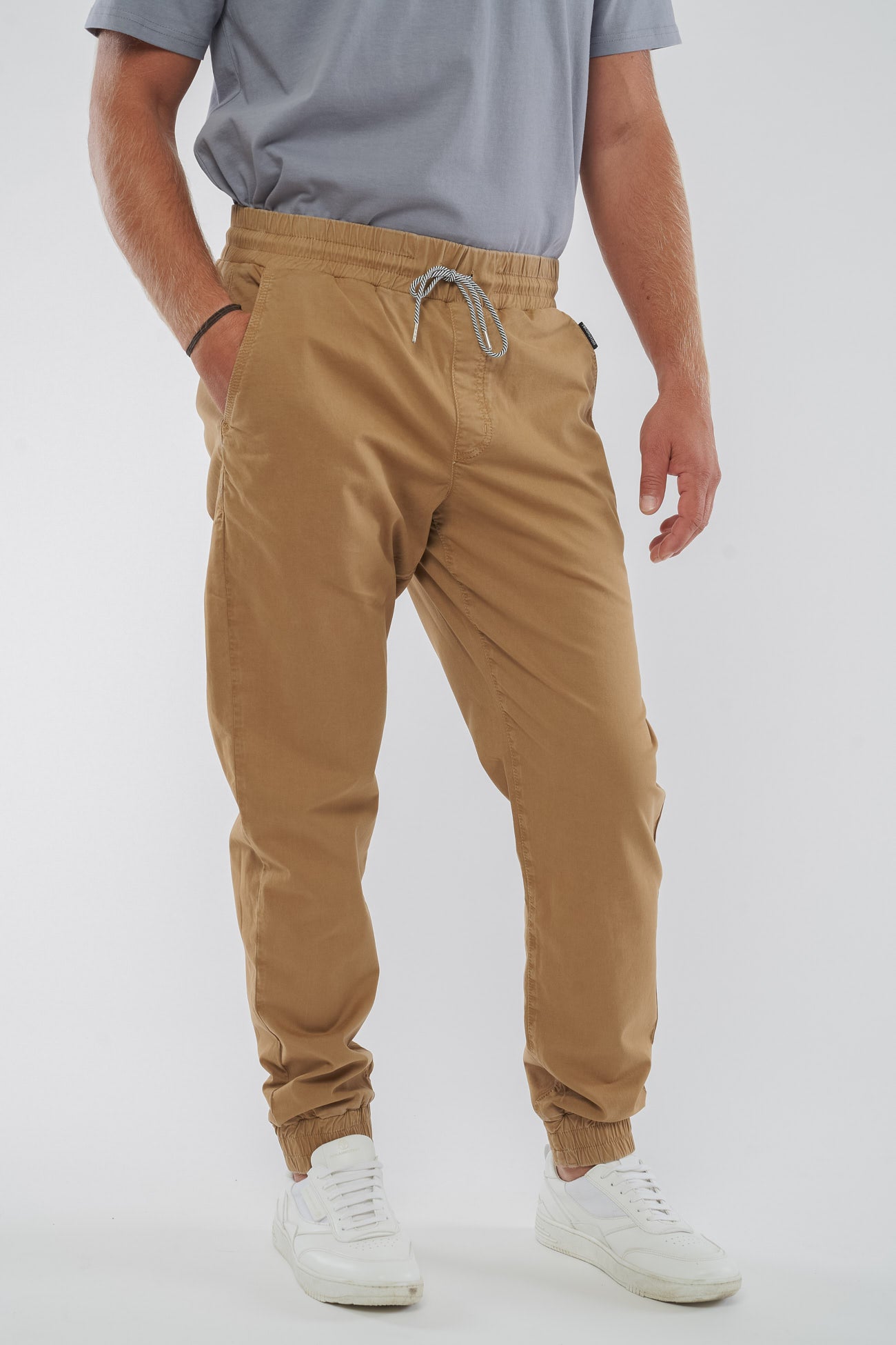 M-M221-12-B05-Musa-Pants-aus-Bio-Baumwolle-Faire-Siegel-Kleidung-Herren-KOBUSI-BrownSugar-Vorne