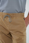 M-M221-12-B05-Musa-Pants-aus-Bio-Baumwolle-Faire-Siegel-Kleidung-Herren-KOBUSI-BrownSugar-Vorne2