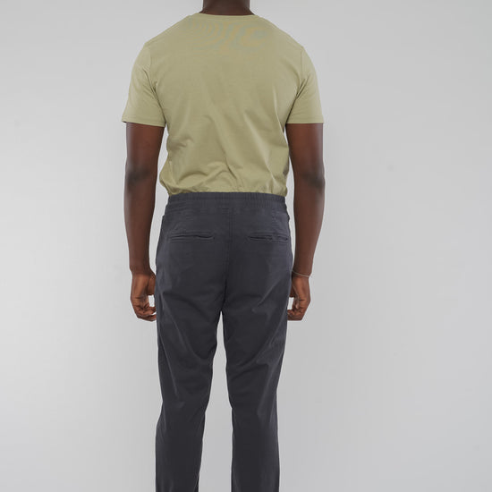 M-M221-12-G06-Musa-Pants-aus-Bio-Baumwolle-Faire-Siegel-Kleidung-Herren-KOBUSI-DarkGrey-Hinten
