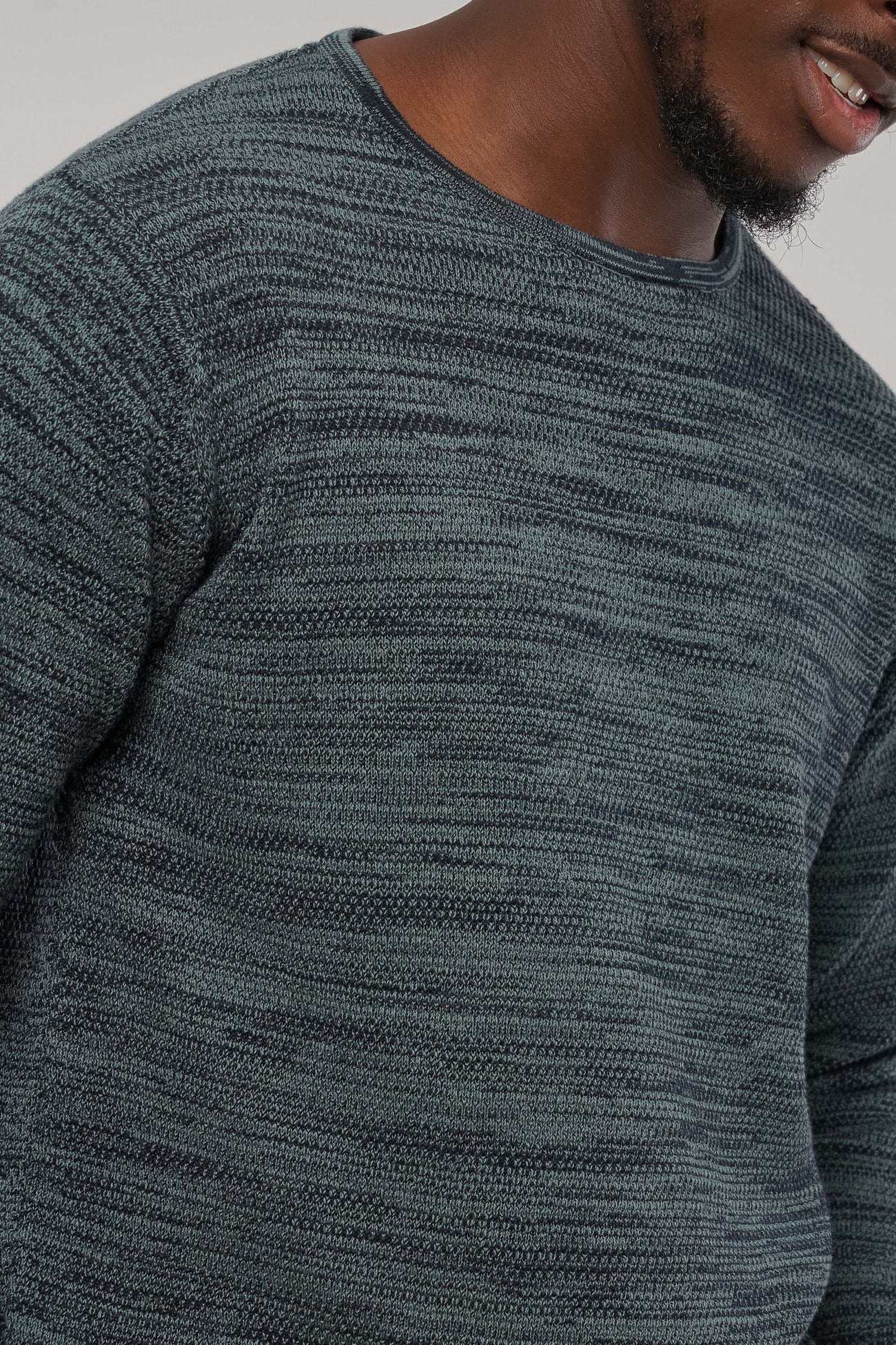 M-M221-K07-I09-FICUS-Knit-Crewneck-aus-Bio-Baumwolle-Biologische-Kleidung-Herren-VIBULA-LakeGreen-DarkNavy-Detail2