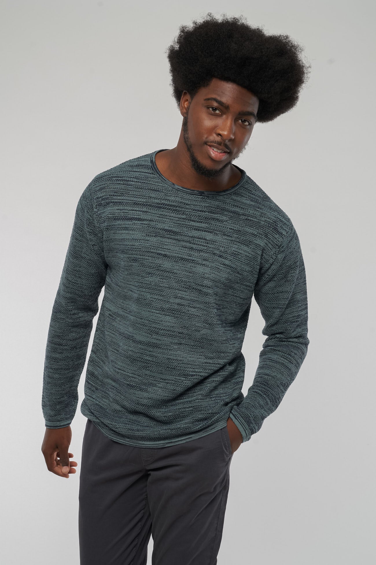 M-M221-K07-I09-FICUS-Knit-Crewneck-aus-Bio-Baumwolle-Biologische-Kleidung-Herren-VIBULA-LakeGreen-DarkNavy-Vorne
