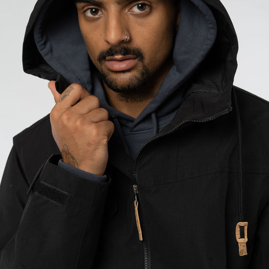M-Regenjacke-aus-recyceltem-Polyester-Naturmode-Meteorite-Black-Detail