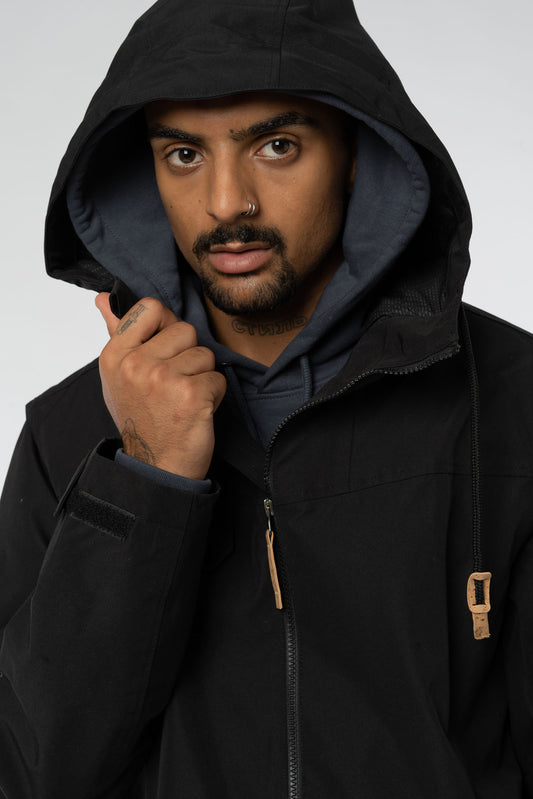 Regenjacke aus Recyceltem Polyester in Meteorite Black, Detailansicht