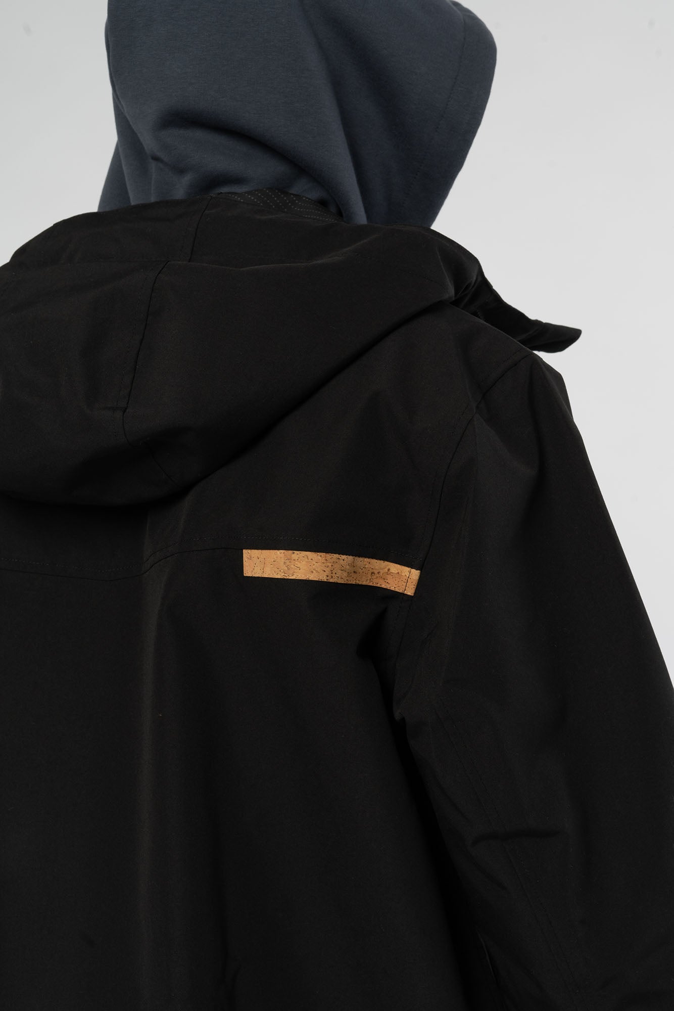 M-Regenjacke-aus-recyceltem-Polyester-Naturmode-Meteorite-Black-Hinten