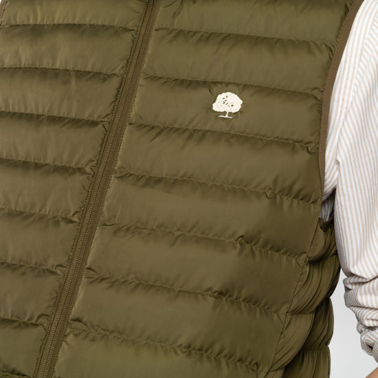 M-STJM836-Steppweste-aus-Recyceltes-Polyester-Fair-Trade-Herren-ELAGABO-British-Khaki-Detail
