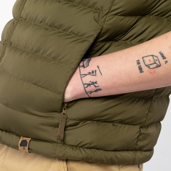 M-STJM836-Steppweste-aus-Recyceltes-Polyester-Fair-Trade-Herren-ELAGABO-British-Khaki-Detail2