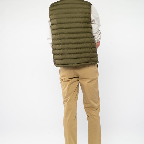 M-STJM836-Steppweste-aus-Recyceltes-Polyester-Fair-Trade-Herren-ELAGABO-British-Khaki-Hinten