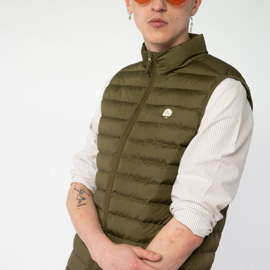 M-STJM836-Steppweste-aus-Recyceltes-Polyester-Fair-Trade-Herren-ELAGABO-British-Khaki-Vorne