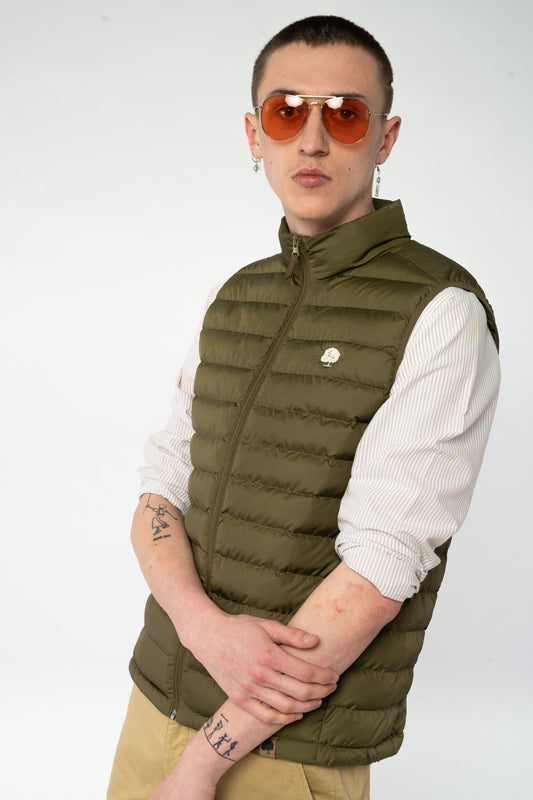 M-STJM836-Steppweste-aus-Recyceltes-Polyester-Fair-Trade-Herren-ELAGABO-British-Khaki-Vorne