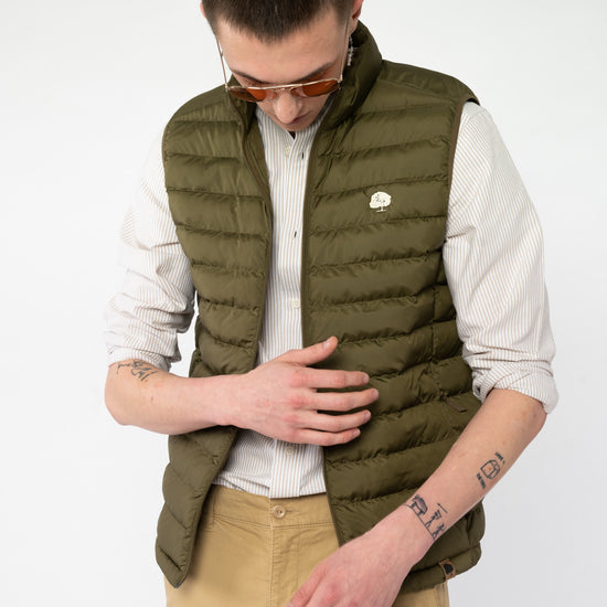 M-STJM836-Steppweste-aus-Recyceltes-Polyester-Fair-Trade-Herren-ELAGABO-British-Khaki-Vorne2