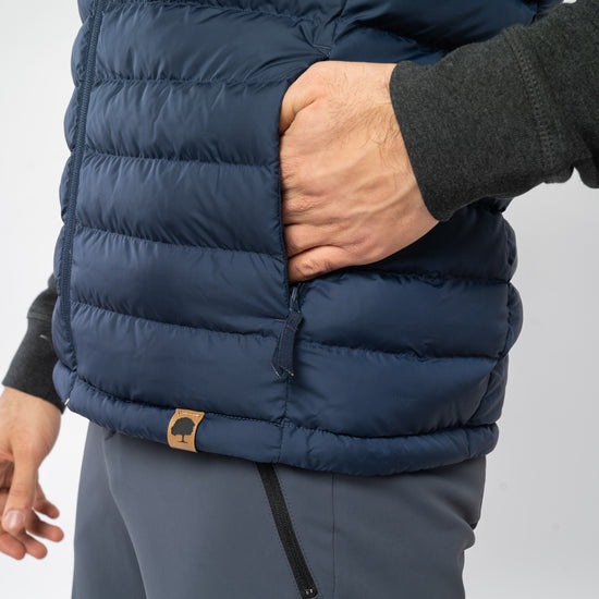 M-STJM836-Steppweste-aus-Recyceltes-Polyester-Fair-Trade-Herren-ELAGABO-French-Navy-Detail