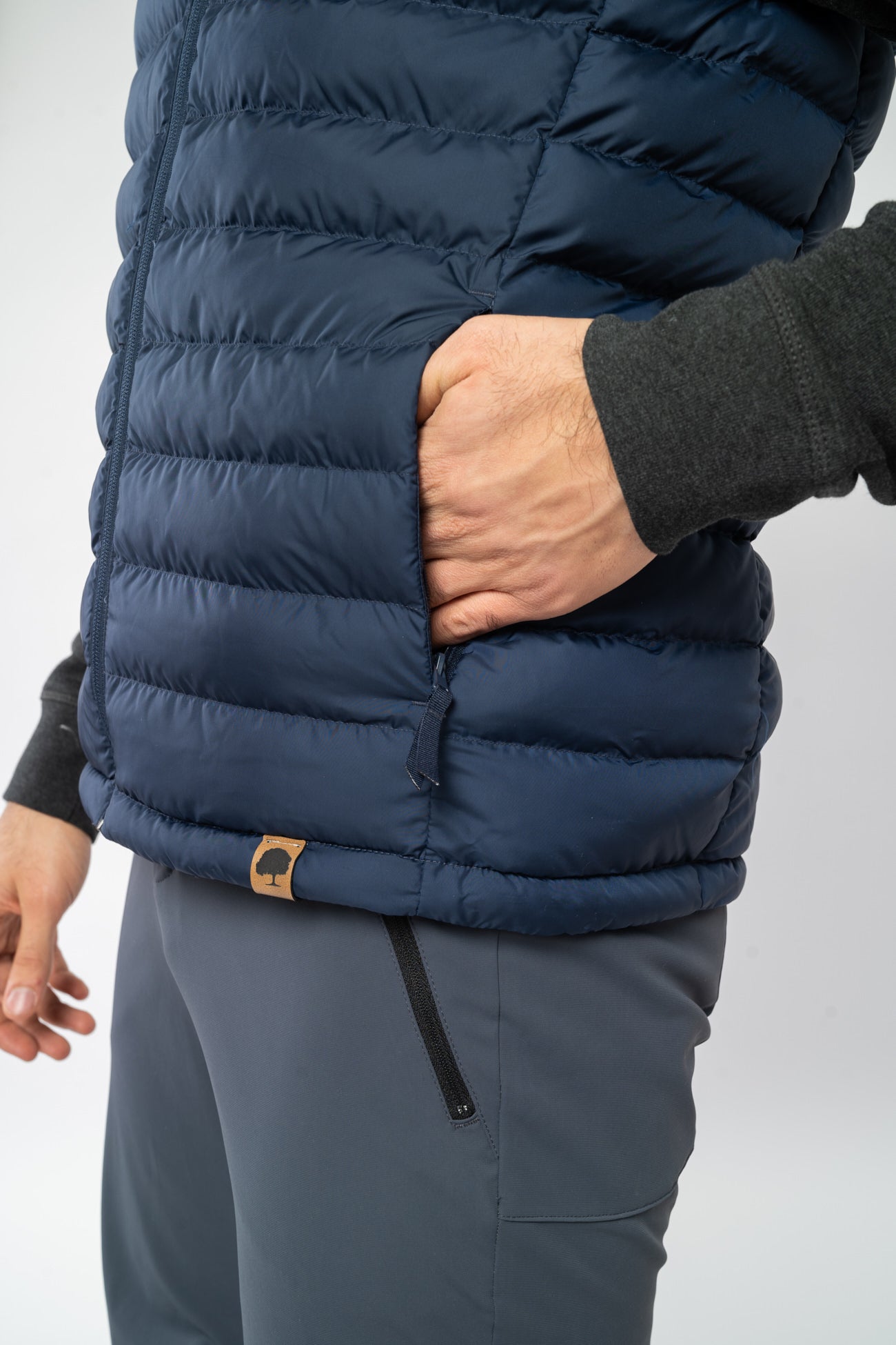 M-STJM836-Steppweste-aus-Recyceltes-Polyester-Fair-Trade-Herren-ELAGABO-French-Navy-Detail