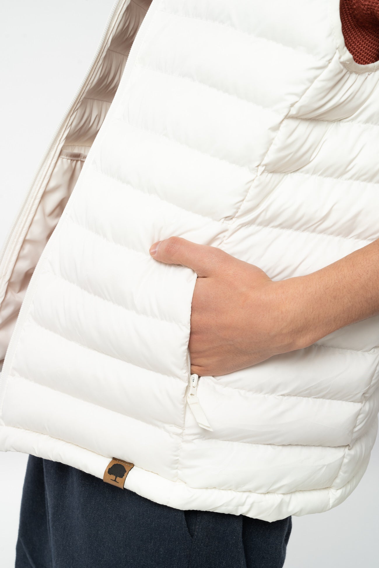 M-STJM836-Steppweste-aus-Recyceltes-Polyester-Fair-Trade-Herren-ELAGABO-Off-White-Detail