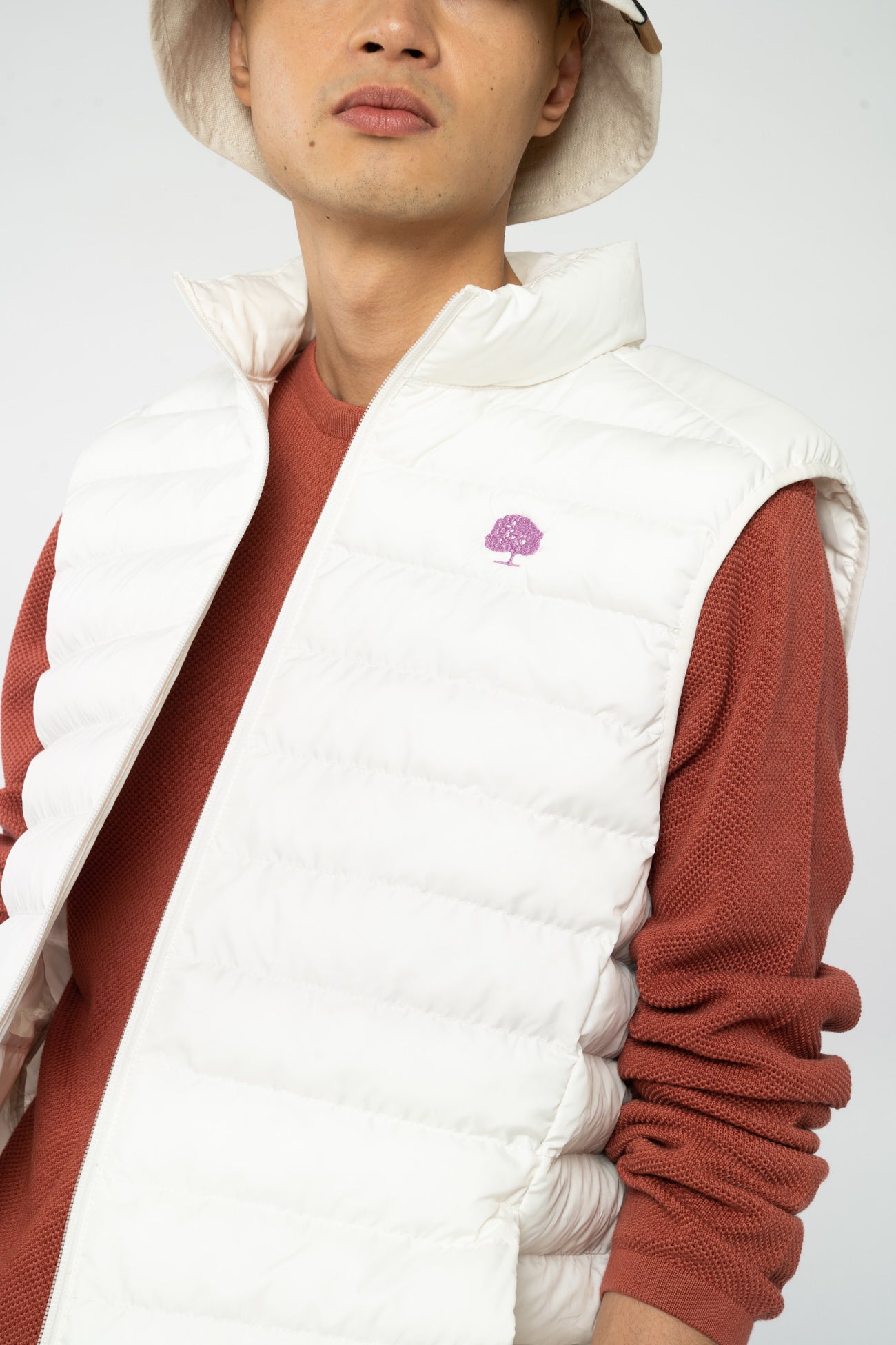 M-STJM836-Steppweste-aus-Recyceltes-Polyester-Fair-Trade-Herren-ELAGABO-Off-White-Vorne2