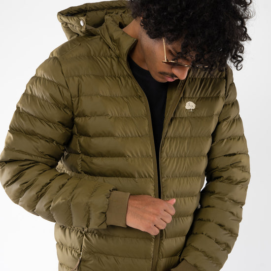 M-STJM837-Lange-Daunenjacke-aus-Recyceltem-Polyester-Bio-Mode-PONYES-British-Khaki-Vorne3