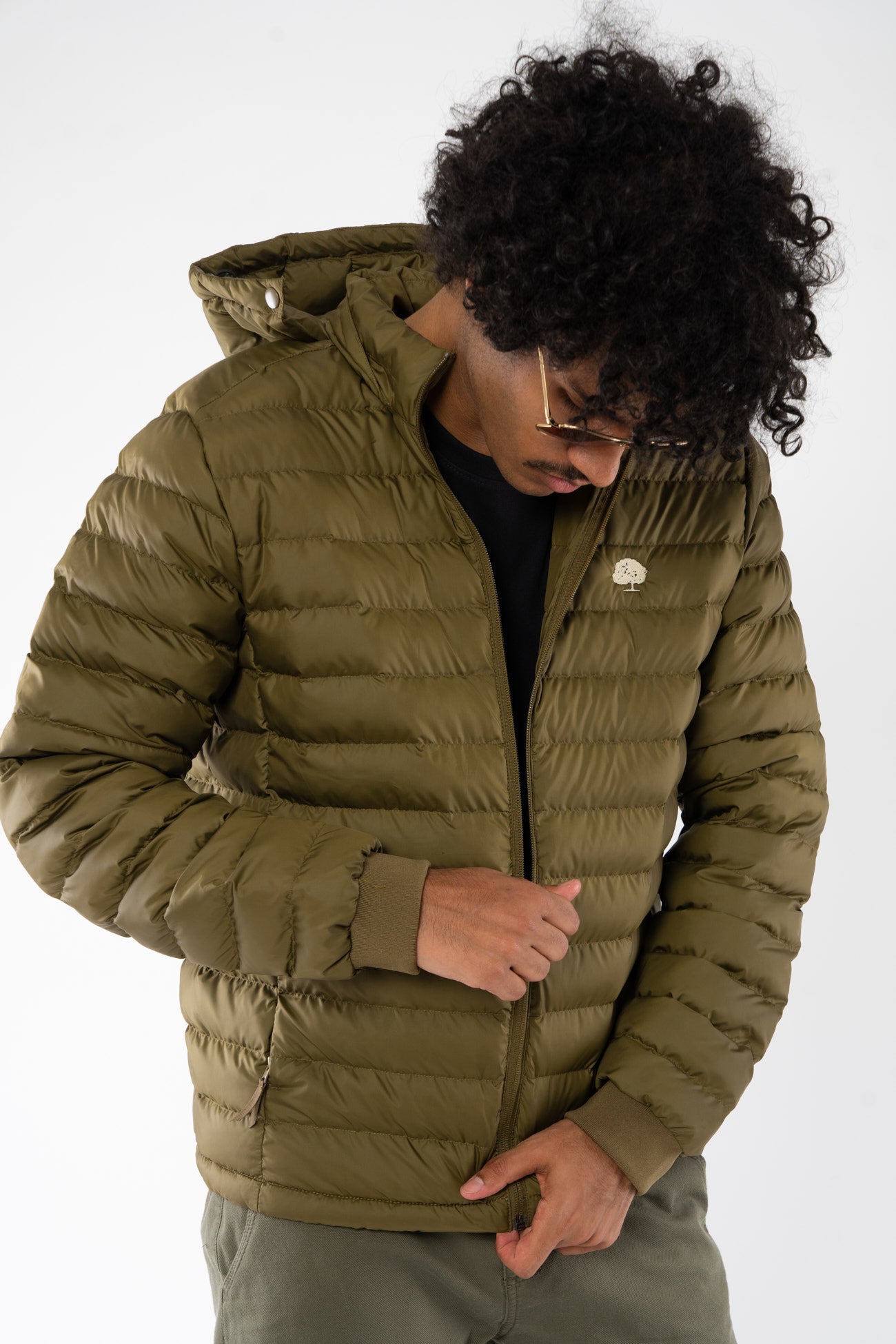 M-STJM837-Lange-Daunenjacke-aus-Recyceltem-Polyester-Bio-Mode-PONYES-British-Khaki-Vorne3