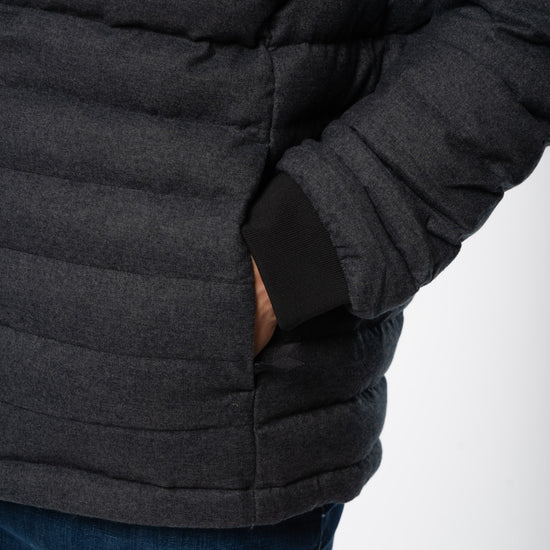 M-STJM889-Weiche-Daunenjacke-aus-Recyceltem-Polyester-Natur-Mode-KARAMAO-Dark-Heather-Grey-Detail