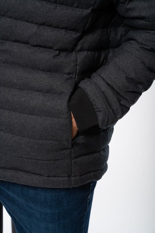 M-STJM889-Weiche-Daunenjacke-aus-Recyceltem-Polyester-Natur-Mode-KARAMAO-Dark-Heather-Grey-Detail