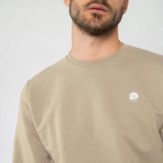 M-STSU178-Standard-Sweatshirt-aus-Bio-Baumwolle-Zertifizierte-Mode-CUCUNA-Desert-Dust-Detail