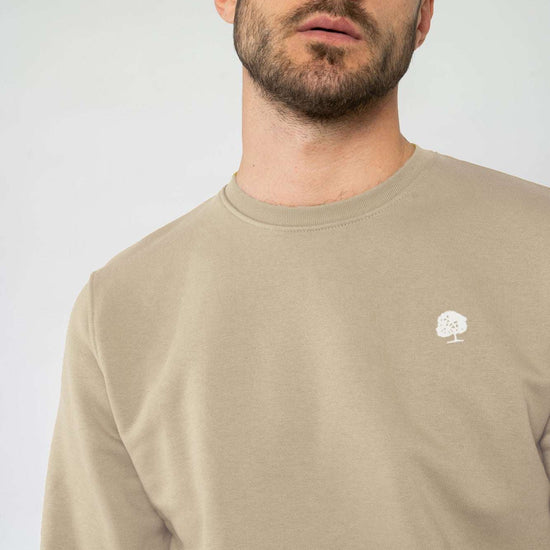 M-STSU178-Standard-Sweatshirt-aus-Bio-Baumwolle-Zertifizierte-Mode-CUCUNA-Desert-Dust-Detail