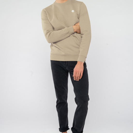 M-STSU178-Standard-Sweatshirt-aus-Bio-Baumwolle-Zertifizierte-Mode-CUCUNA-Desert-Dust-Vorne2