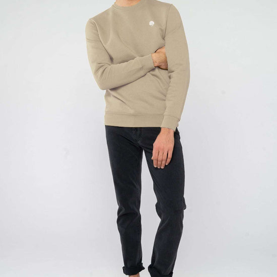 M-STSU178-Standard-Sweatshirt-aus-Bio-Baumwolle-Zertifizierte-Mode-CUCUNA-Desert-Dust-Vorne2