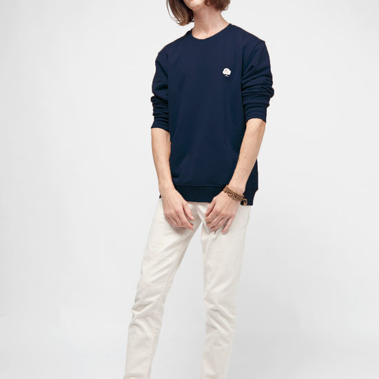 M-STSU178-Standard-Sweatshirt-aus-Bio-Baumwolle-Zertifizierte-Mode-CUCUNA-French-Navy-Vorne2