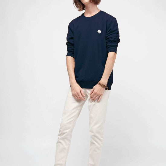 M-STSU178-Standard-Sweatshirt-aus-Bio-Baumwolle-Zertifizierte-Mode-CUCUNA-French-Navy-Vorne2