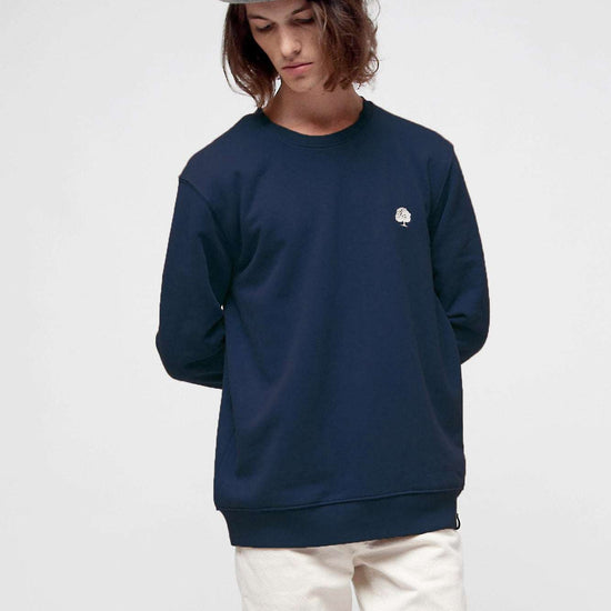 M-STSU178-Standard-Sweatshirt-aus-Bio-Baumwolle-Zertifizierte-Mode-CUCUNA-French-Navy-Vorne3