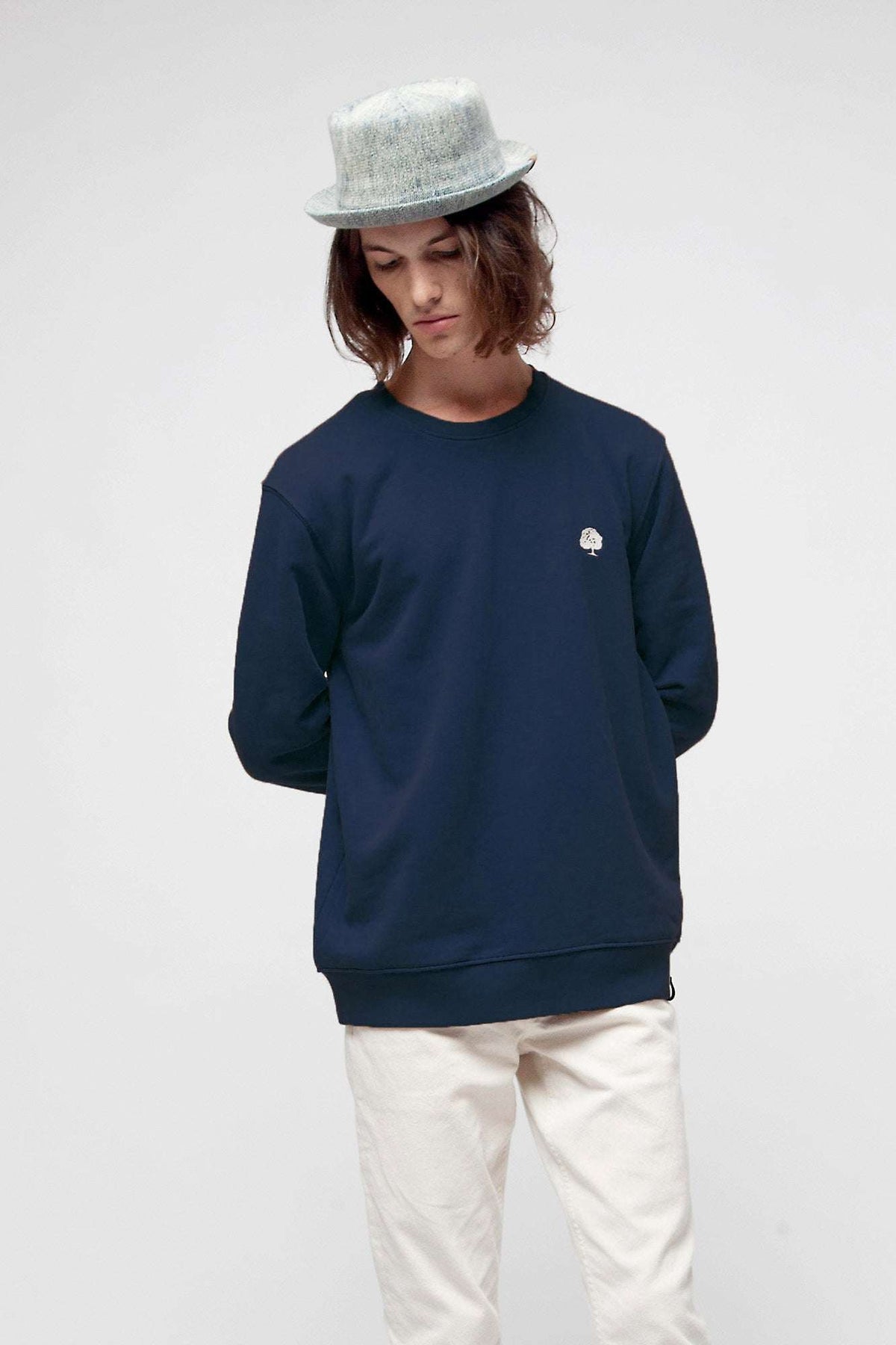 M-STSU178-Standard-Sweatshirt-aus-Bio-Baumwolle-Zertifizierte-Mode-CUCUNA-French-Navy-Vorne3