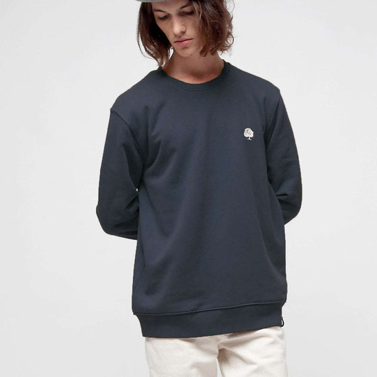 M-STSU178-Standard-Sweatshirt-aus-Bio-Baumwolle-Zertifizierte-Mode-CUCUNA-India-Ink-Grey-Vorne3