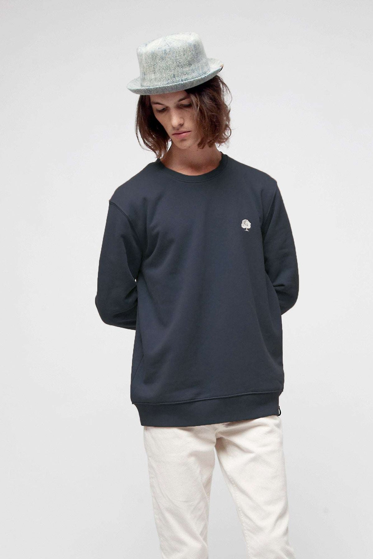 M-STSU178-Standard-Sweatshirt-aus-Bio-Baumwolle-Zertifizierte-Mode-CUCUNA-India-Ink-Grey-Vorne3