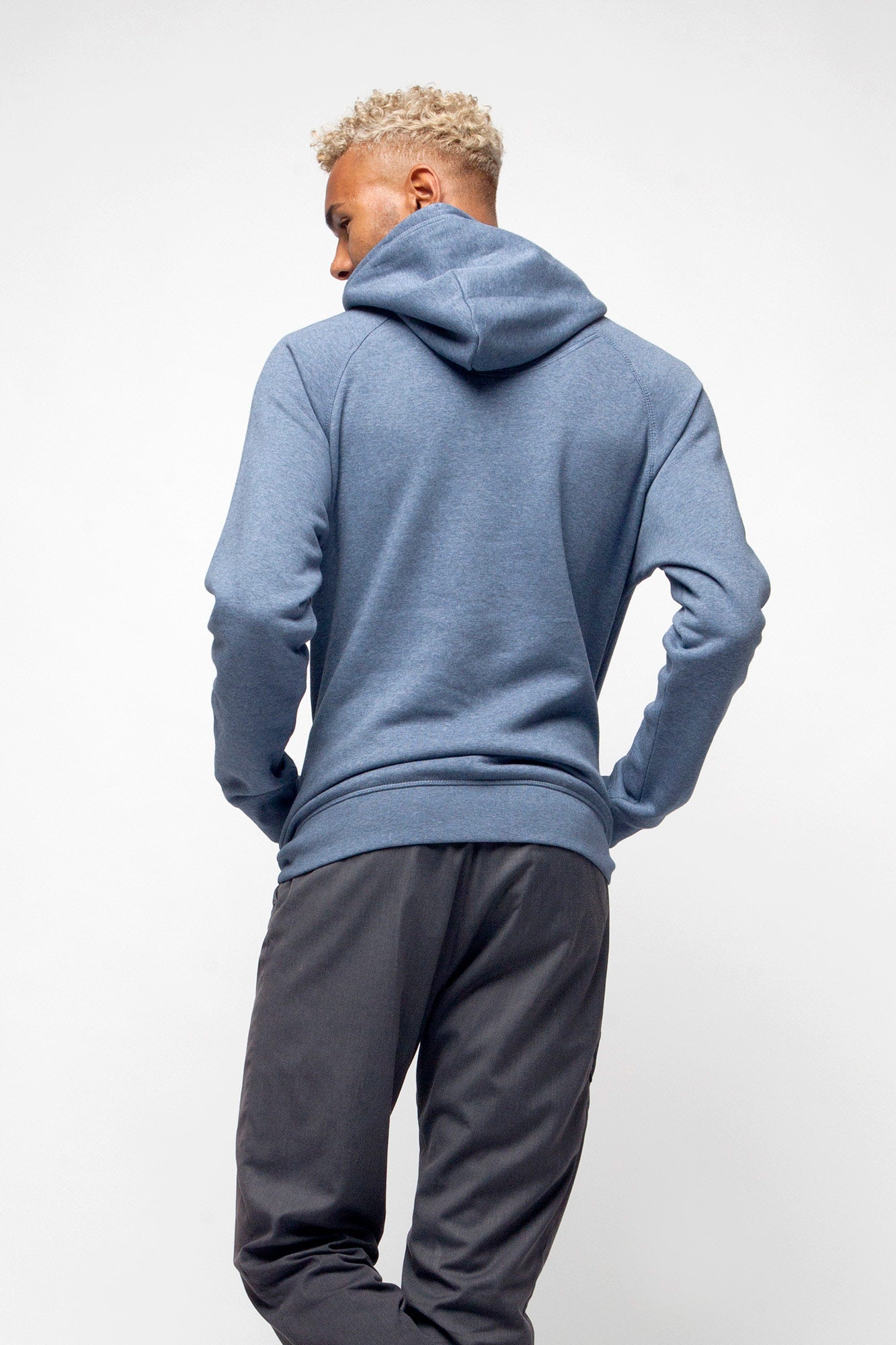 M-STSU719-Hoodie-mit-Stick-Biologische-Mode-Mid-Washed-Indigo-Hinten