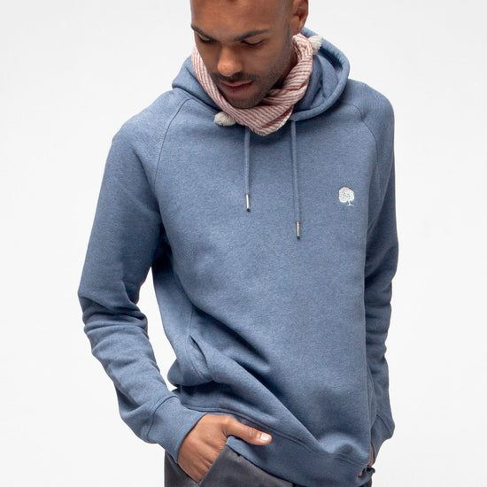M-STSU719-Hoodie-mit-Stick-Biologische-Mode-Mid-Washed-Indigo-Vorne