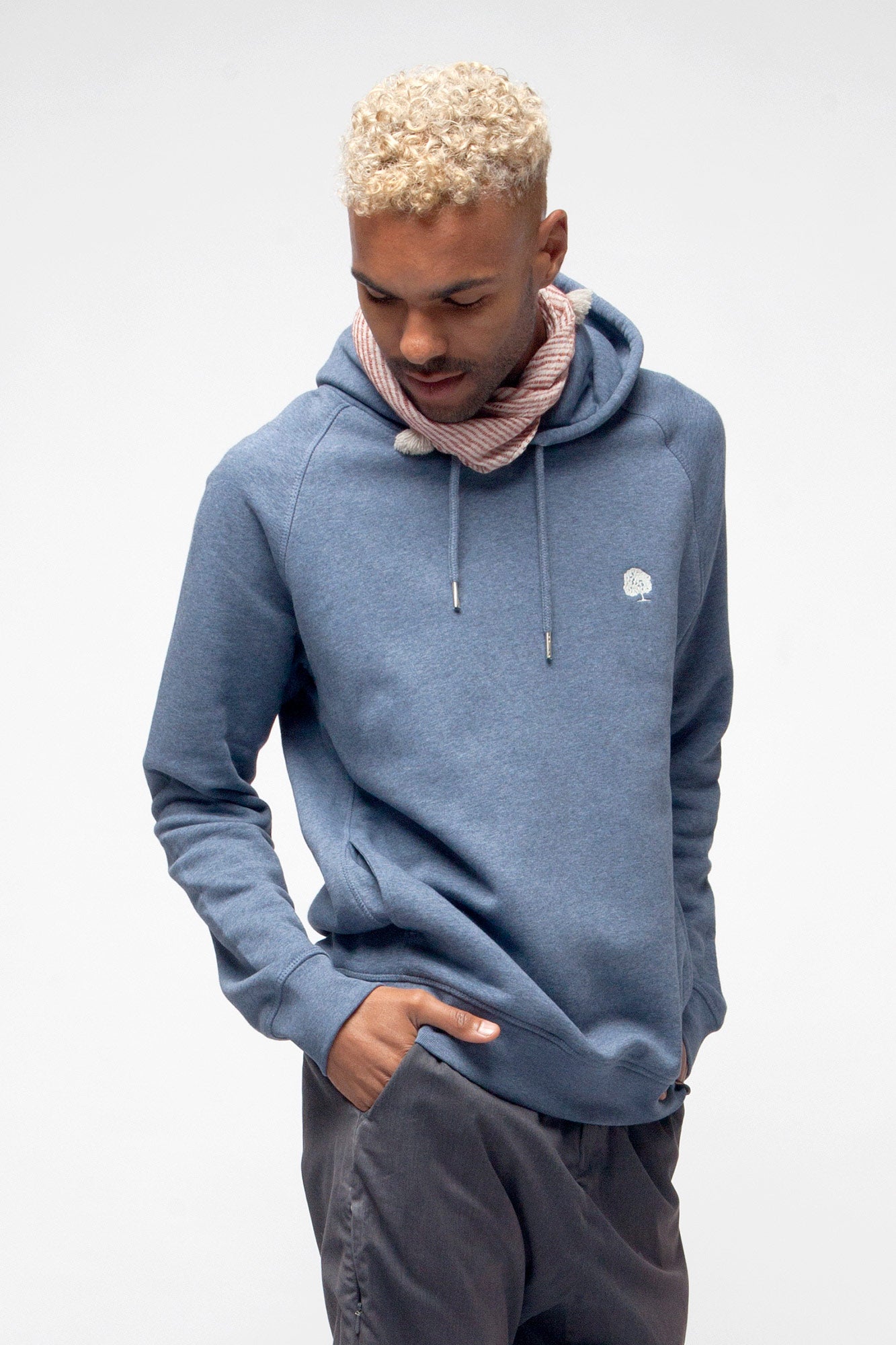M-STSU719-Hoodie-mit-Stick-Biologische-Mode-Mid-Washed-Indigo-Vorne