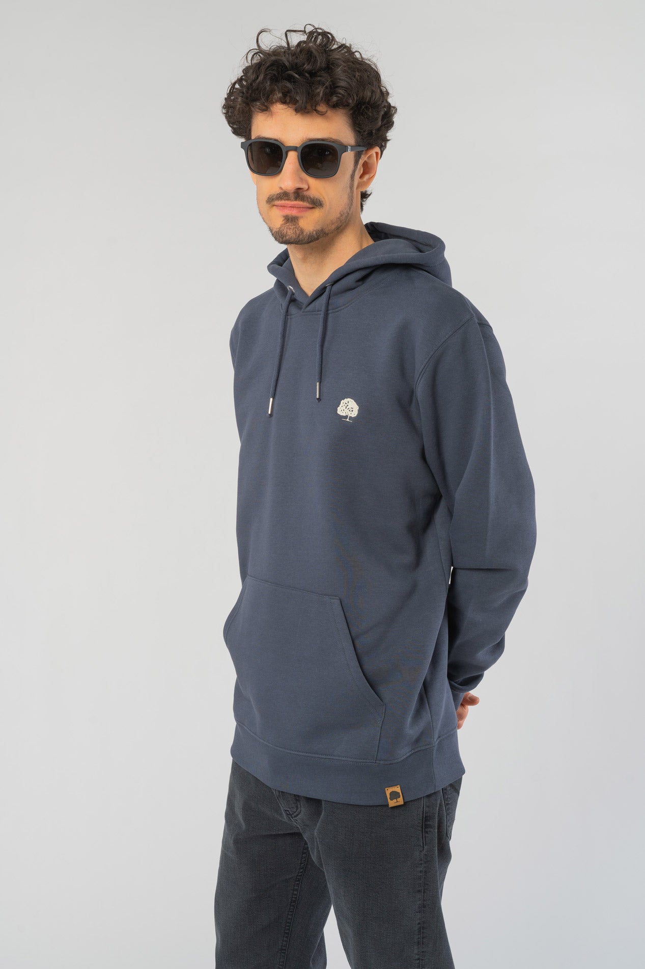 M-STSU822-Standard-Hoodie-aus-Bio-Baumwolle-Oeko-Fashion-Herren-TIMAEUS-India-Ink-Grey-Vorne2