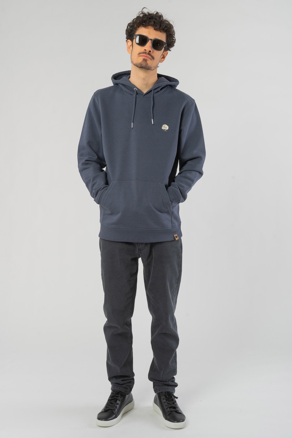 M-STSU822-Standard-Hoodie-aus-Bio-Baumwolle-Oeko-Fashion-Herren-TIMAEUS-India-Ink-Grey-Vorne4