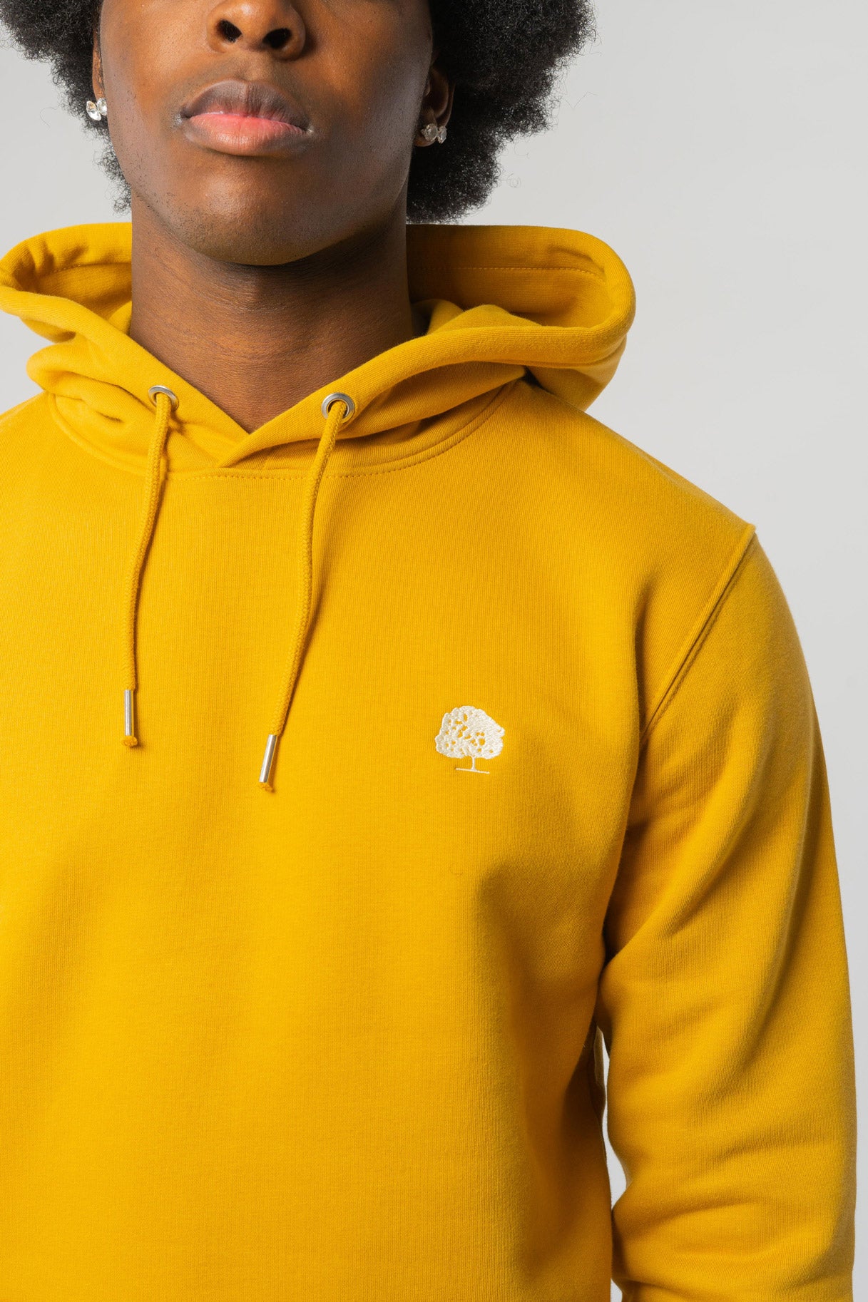 M-STSU822-Standard-Hoodie-aus-Bio-Baumwolle-Oeko-Fashion-Herren-TIMAEUS-Ochre-Vorne3