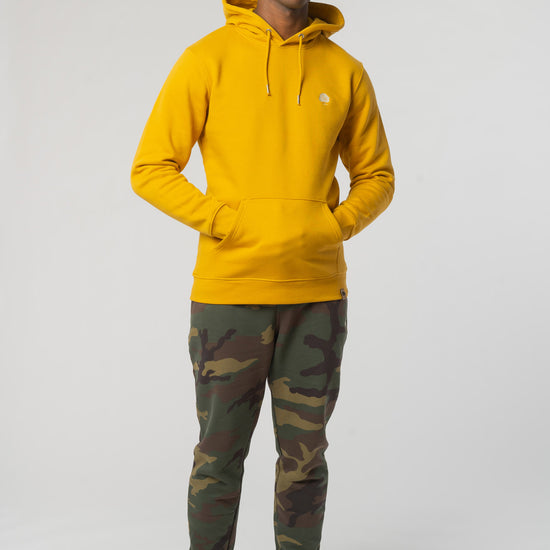 M-STSU822-Standard-Hoodie-aus-Bio-Baumwolle-Oeko-Fashion-Herren-TIMAEUS-Ochre-Vorne4