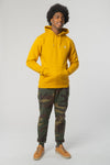 M-STSU822-Standard-Hoodie-aus-Bio-Baumwolle-Oeko-Fashion-Herren-TIMAEUS-Ochre-Vorne4