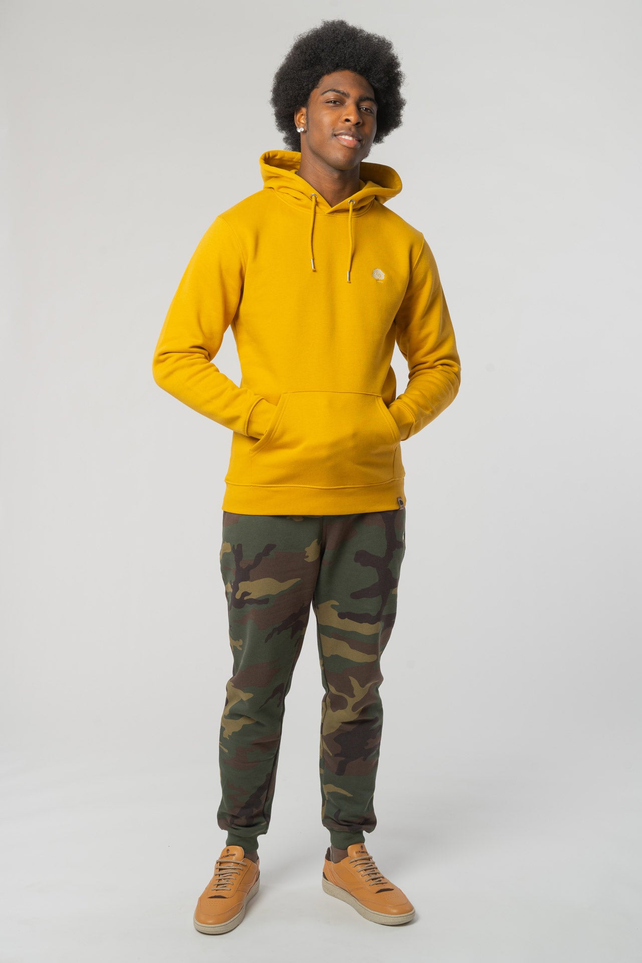 M-STSU822-Standard-Hoodie-aus-Bio-Baumwolle-Oeko-Fashion-Herren-TIMAEUS-Ochre-Vorne4