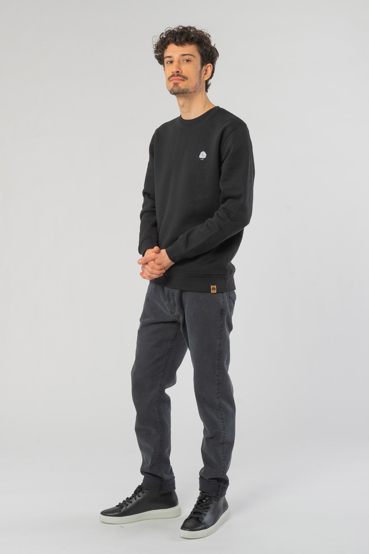 M-STSU823-Maenner-Faires-Sweatshirt-Nachhaltig-Black-Vorne2