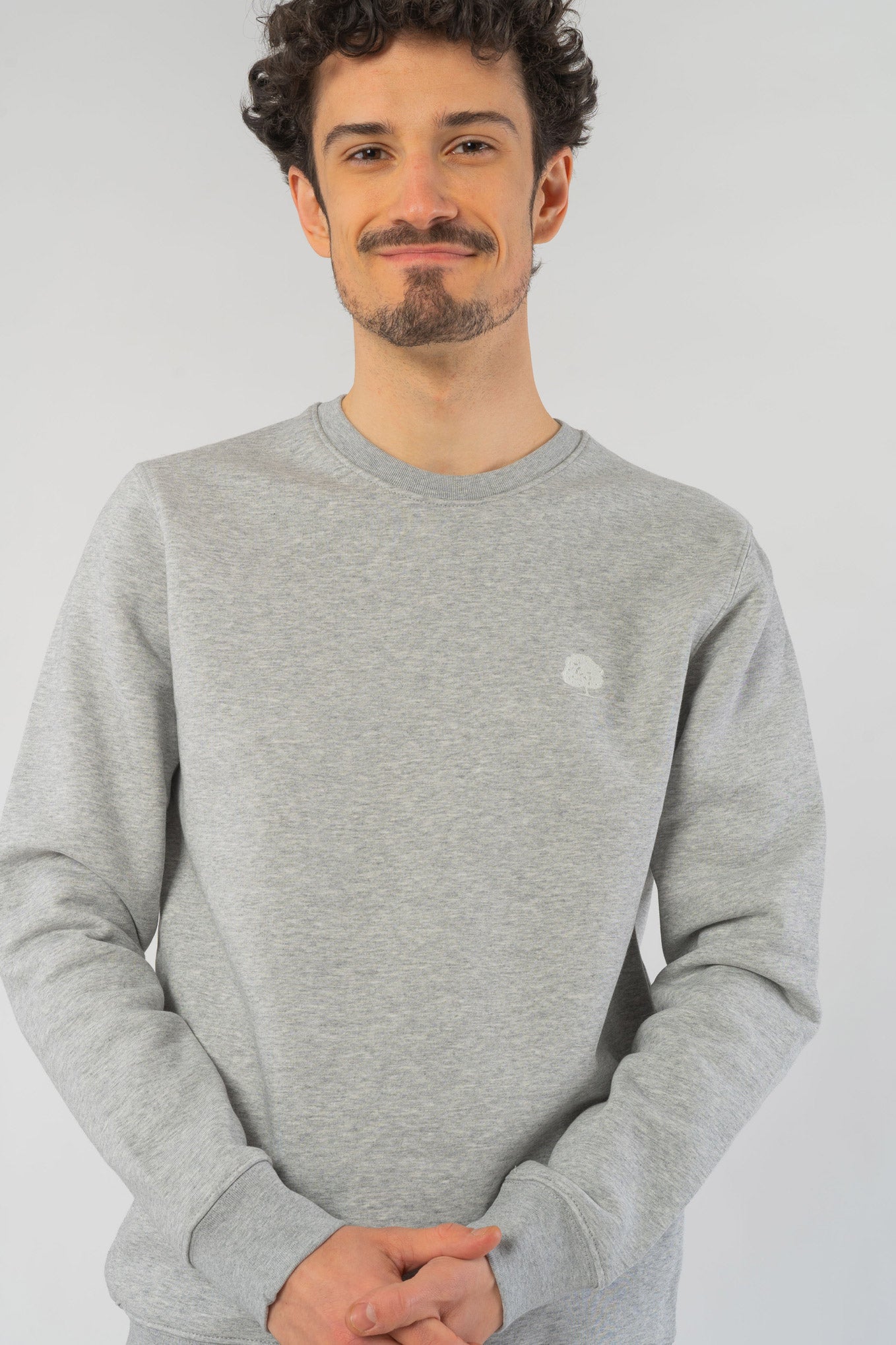 M-STSU823-Maenner-Faires-Sweatshirt-Nachhaltig-Heather-Grey-Detail2
