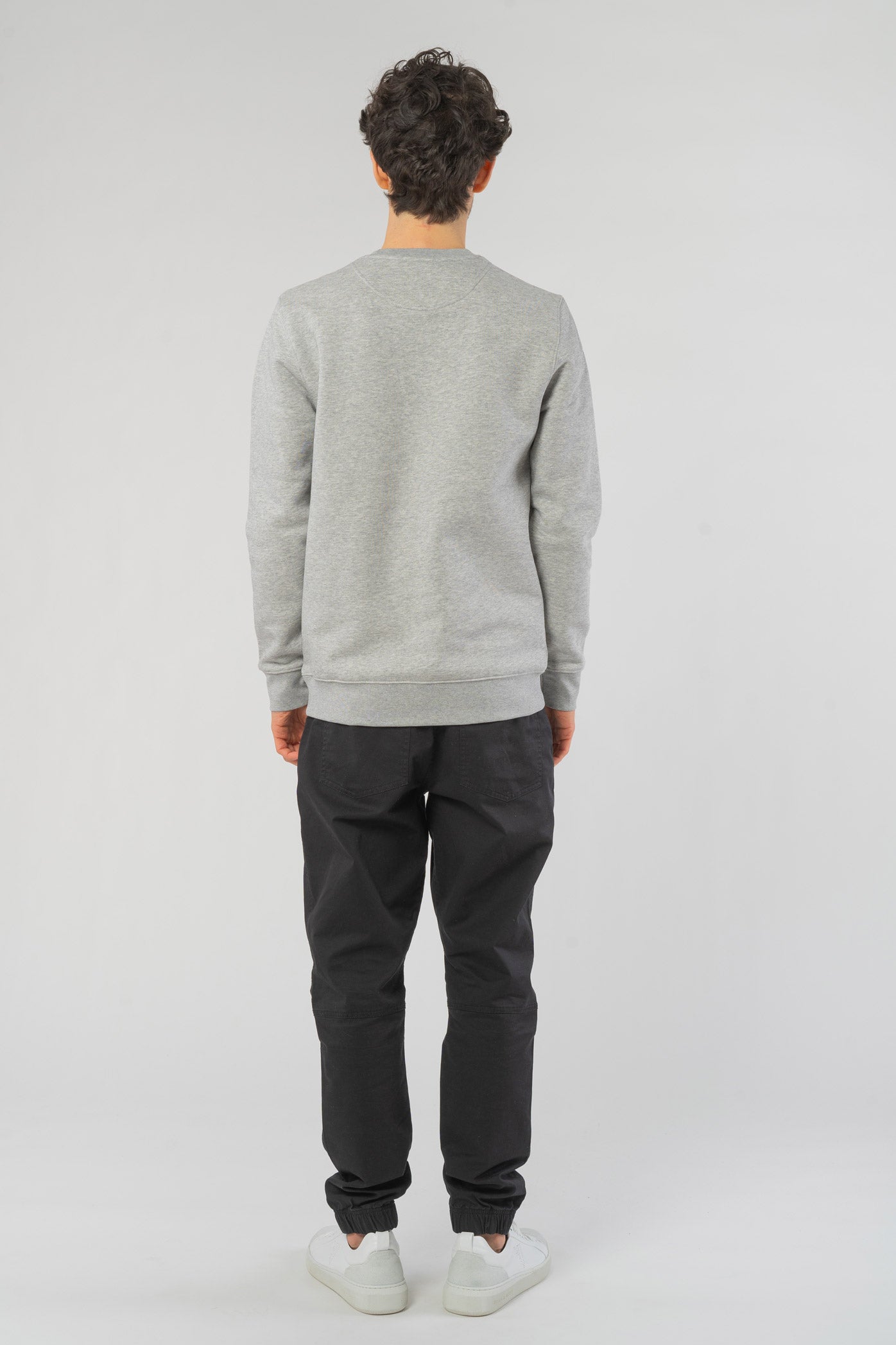 M-STSU823-Maenner-Faires-Sweatshirt-Nachhaltig-Heather-Grey-Hinten