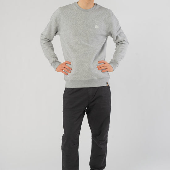 M-STSU823-Maenner-Faires-Sweatshirt-Nachhaltig-Heather-Grey-Vorne